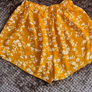Women’s yellow & white floral flowy high waisted shorts 2.5” size medium NWOT
